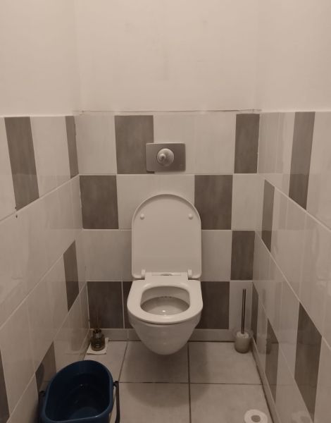 WC avec carrelage ancien